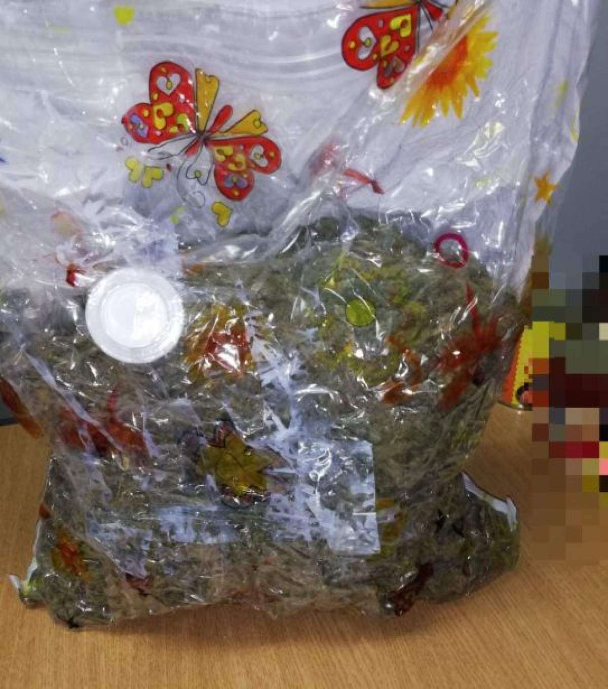 Un român de 52 de ani a fost arestat, după ce a primit un colet cu 3 kg de cannabis din Spania