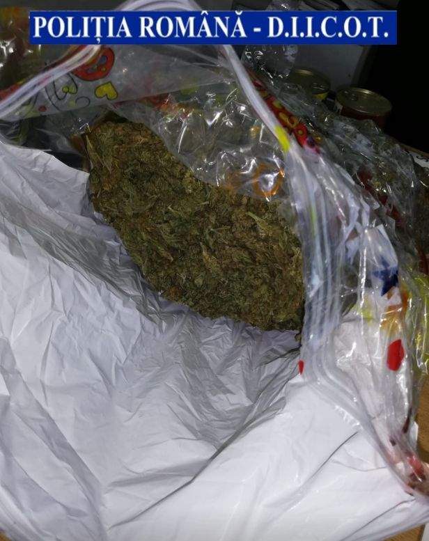 Un român de 52 de ani a fost arestat, după ce a primit un colet cu 3 kg de cannabis din Spania