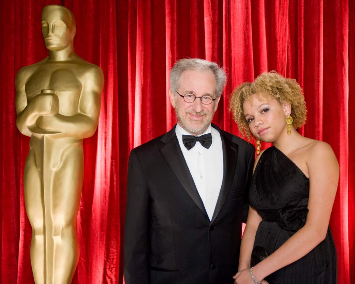 Fiica lui Steven Spielberg este actriță de filme XXX și vrea să se facă dansatoare la bară. Reacția regizorului
