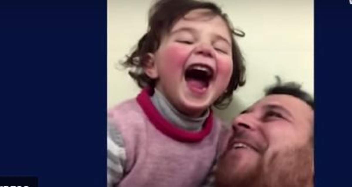VIDEO / Clipe emoţionante! O fetiţă din Siria, învăţată de tată să râdă atunci când cad bombe