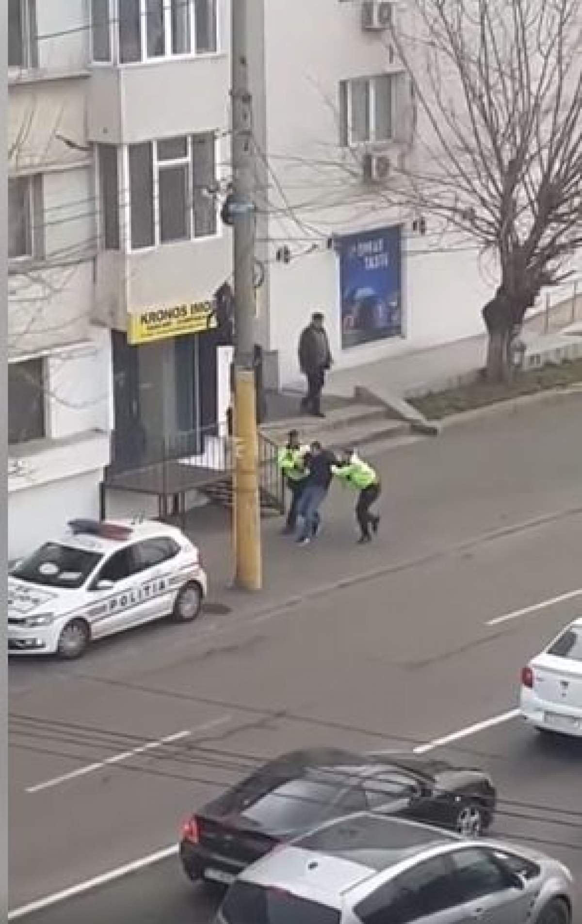 VIDEO / Constănţean încătuşat în plină stradă, după ce a refuzat să se legitimeze. Scene şocante