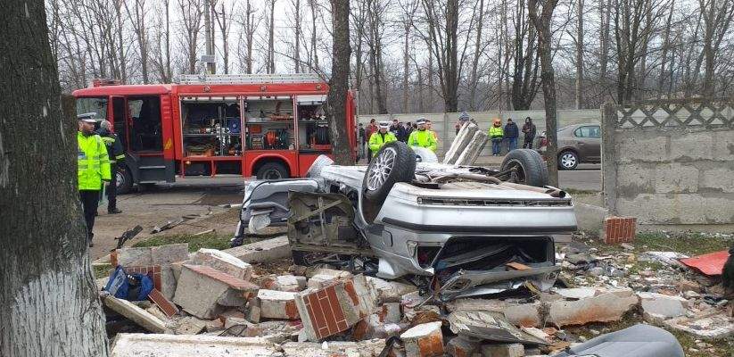 Accident teribil în Bârlad. Două persoane au murit pe loc / FOTO