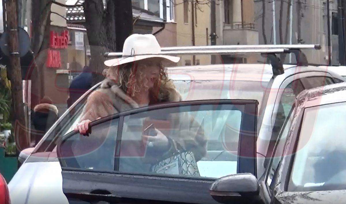 VIDEO PAPARAZZI / Se plânge că nu are bani, dar... surpriză! Oana Lis și-a luat mașină de 30.000 de euro! Cum se răsfață în bolidul de lux