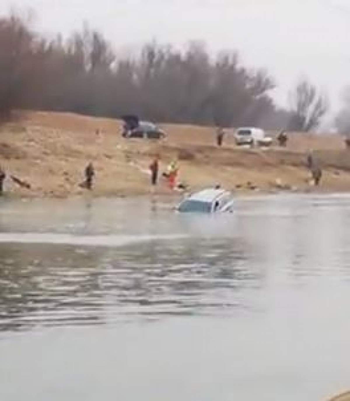 O maşină în care se afla un copil şi bunicul acestuia a căzut în lacul Siutghiol. Pompierii intervin de urgenţă