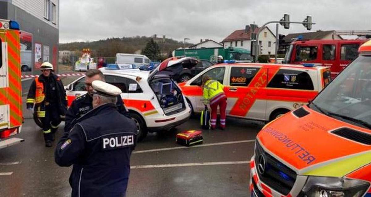Atac terorist sau accident? Un bărbat a intrat cu maşina într-un grup de persoane prezente la un carnaval din Germania şi a rănit peste 50 de persoane, inclusiv copii