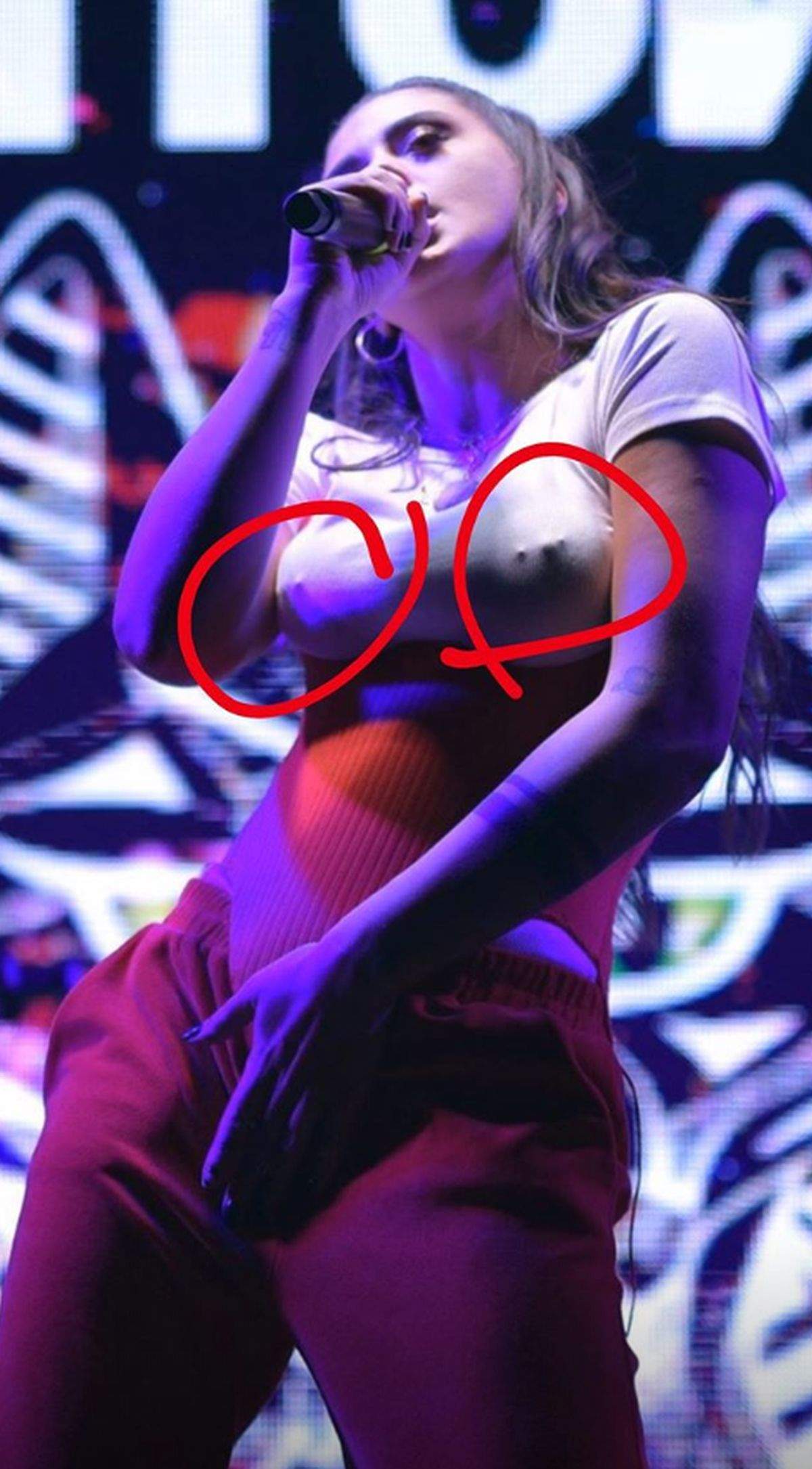 FOTO / Antonia, fără sutien în timpul unui concert. Sânii i s-au văzut mai mult decât și-ar fi dorit, iar bărbații au fost în extaz