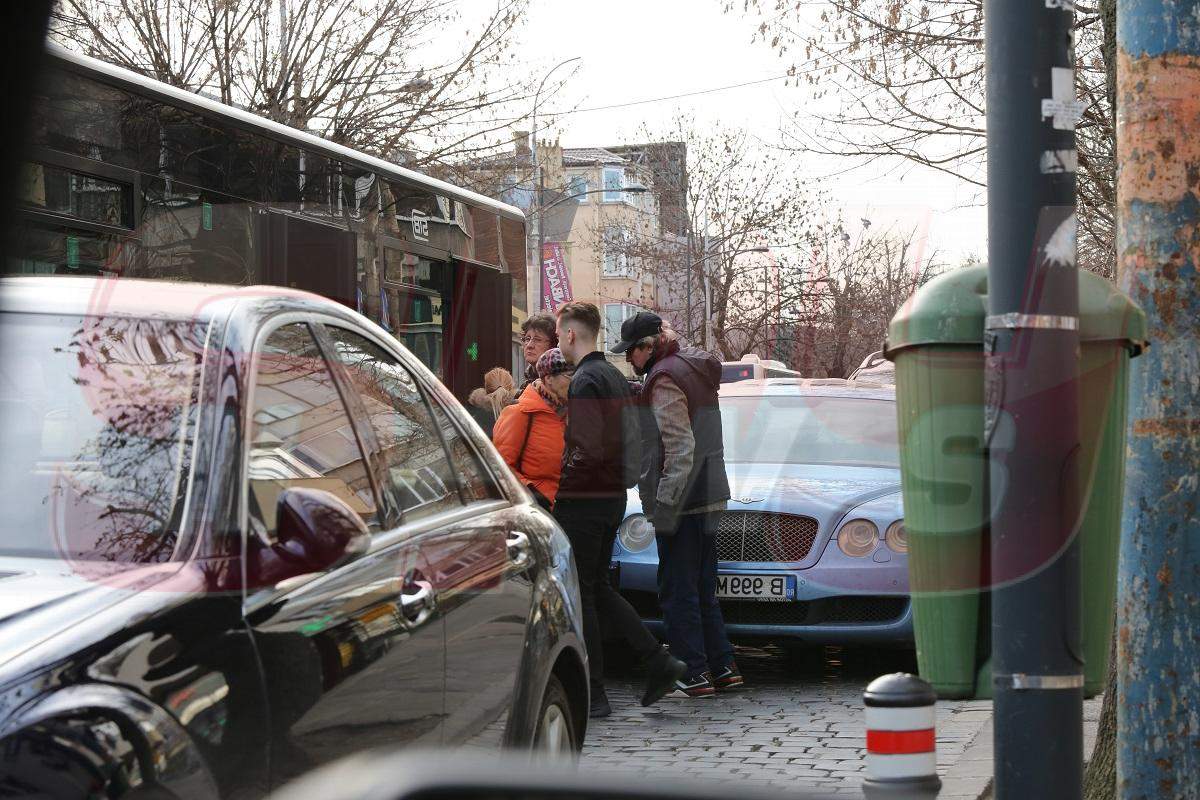 PAPARAZZI / Dan Diaconescu, relaxare la  cafeluță după ce și-a „uitat” mașina în drum. Oamenii s-au chinuit să se urce în autobuz