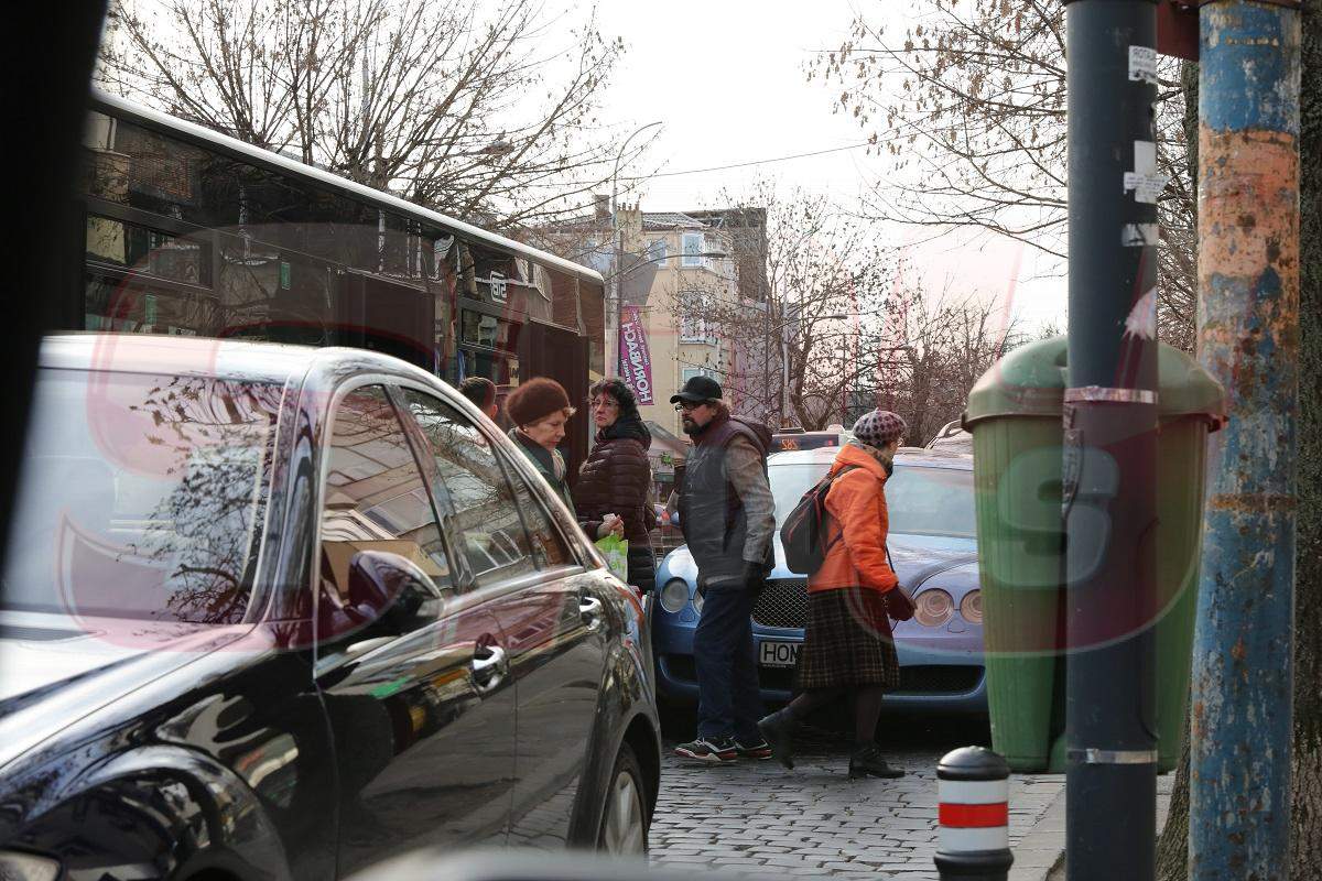 PAPARAZZI / Dan Diaconescu, relaxare la  cafeluță după ce și-a „uitat” mașina în drum. Oamenii s-au chinuit să se urce în autobuz