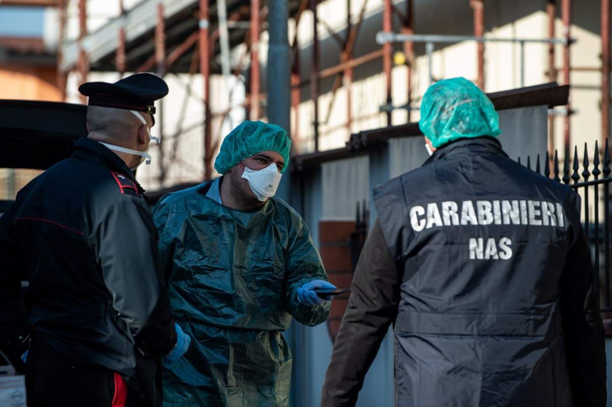 O româncă a fost prinsă la furat, în Italia, dar polițiștii au eliberat-o pentru că se temeau că avea coronavirus