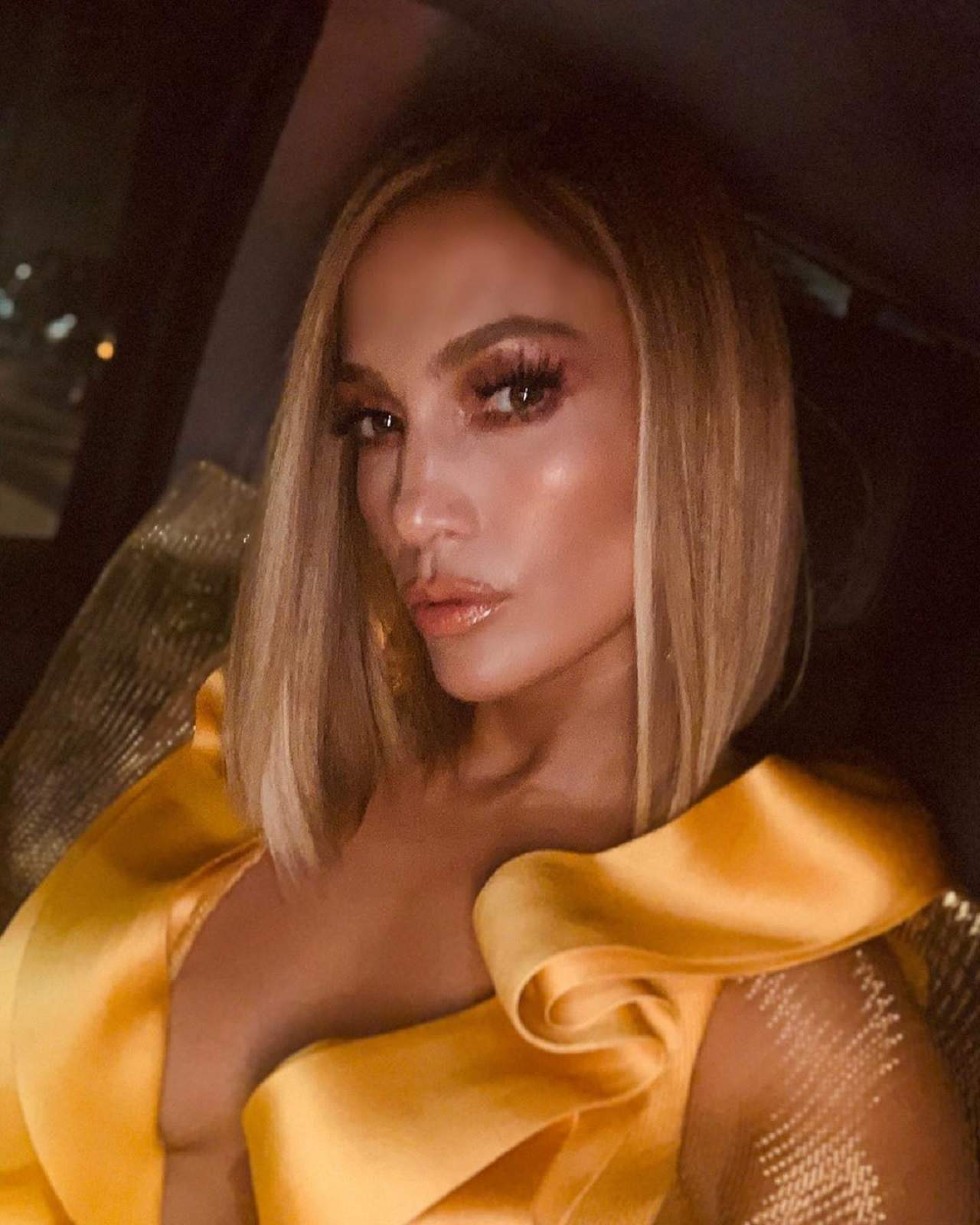 FOTO / Jennifer Lopez, naturală din cap până în picioare. Cântăreaţa a renunţat la machiaj şi perucă