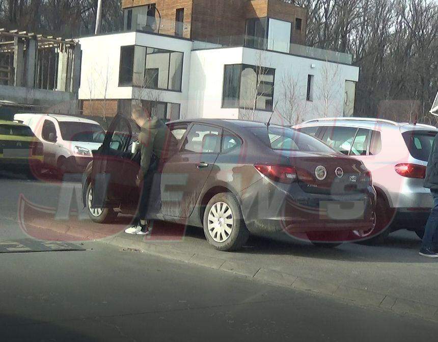 VIDEO PAPARAZZI / ''Perla'' lui Dinamo nu le are deloc cu fiţele. În timp ce colegii se distrează în locuri exclusiviste, cel mai tare ''câine'' din haită îşi bea cafeaua la colţ de bloc