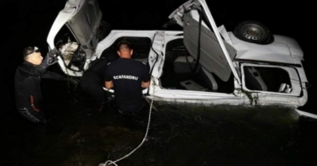 Accident în Bicaz! Un microbuz cu nouă persoane a căzut în râu, din cauza poleiului