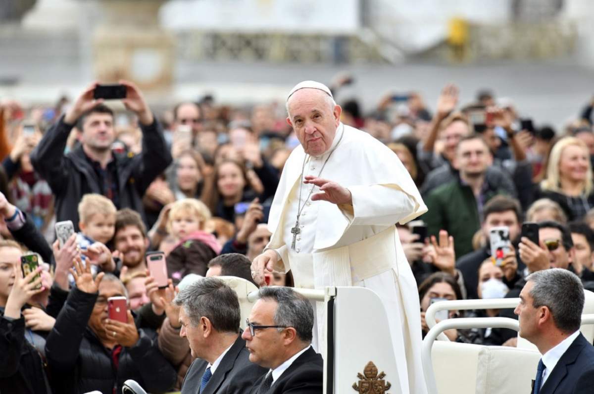Papa Francisc, bolnav după ce a atins un grup de credincioşi