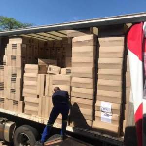 Un român a cumpărat 500.000 de măşti pentru guvernul chinez! Tirul în care erau transportate obiectele sanitare a fost păzit de oameni înarmaţi până în dinţi