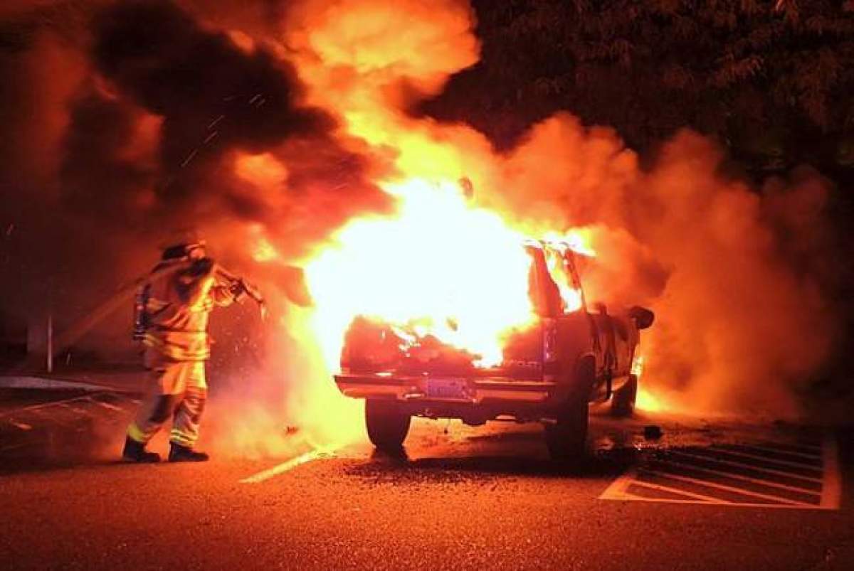 Răzbunare în stil mafiot! Un bucureştean a dat foc maşinii de lux a unui samsar de piese auto din Buzău