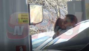 VIDEO PAPARAZZI / Florin Salam, îmbrăţişări cu o domnişoară misterioasă, în benzinărie. Ce a făcut celebrul manelist înainte de a-l vizita pe Costi Ioniţă
