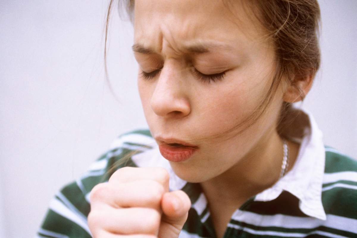 Familie dată jos din avion, după ce o fetiță a tușit. Oamenii au crezut că are coronavirus