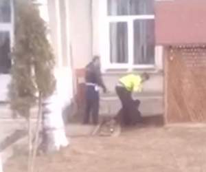 Scandal cu împuşcături la o şcoală din Suceava! Un părinte a ameninţat şi atacat poliţiştii. Motivul este halucinant