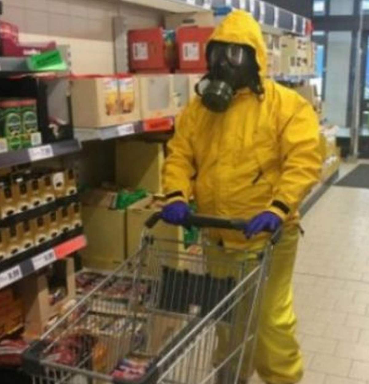 Un bărbat din Cluj a mers la cumpărături cu o mască de gaze pe față. Motivul invocat este incredibil / VIDEO