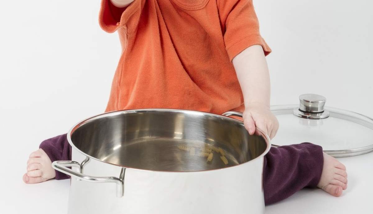 Moarte oribilă pentru o fetiță de 3 ani, după ce a căzut în oala cu mâncare. Cum de nu a văzut-o bucătarul