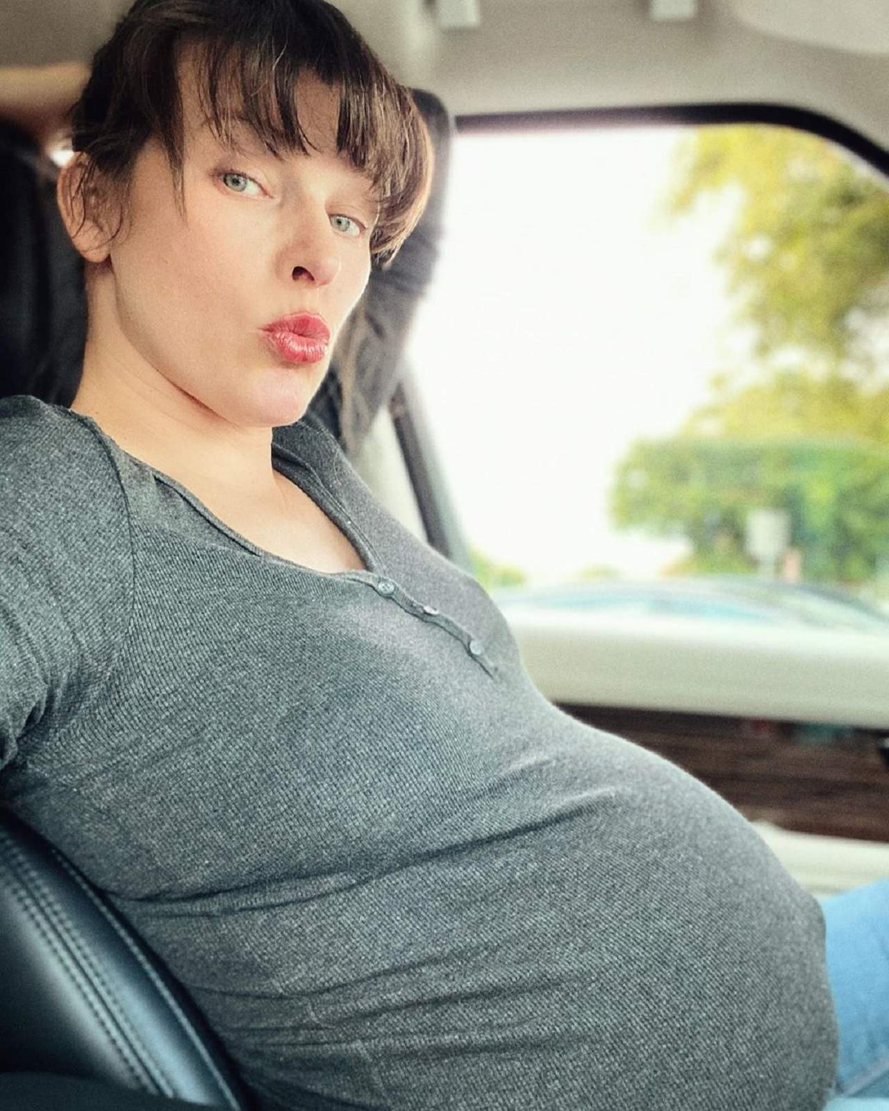 Milla Jovovich a devenit din nou mamă, după ce a suferit un "avort de urgenţă". "Este bebelușul nostru miracol"