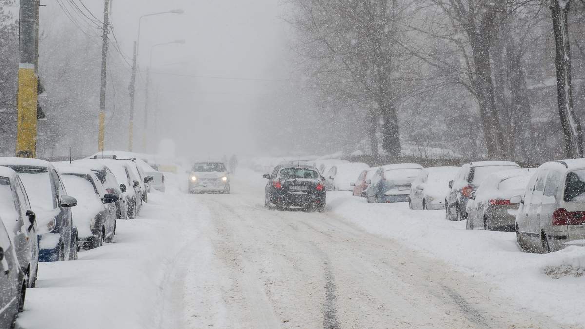 Zăpezile au învăluit ţara! Se circulă îngreunat pe mai multe drumuri