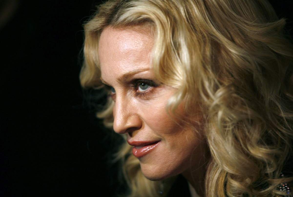 Madonna a fost dată în judecată de doi fani, pentru că a întârziat trei ore la două concerte