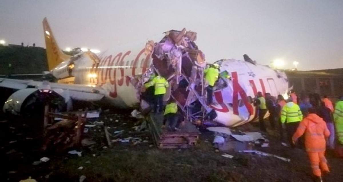 Un avion s-a rupt în bucăţi pe pista aeroportului! Aparatul de zbor transporta 177 de pasageri / LIVE VIDEO