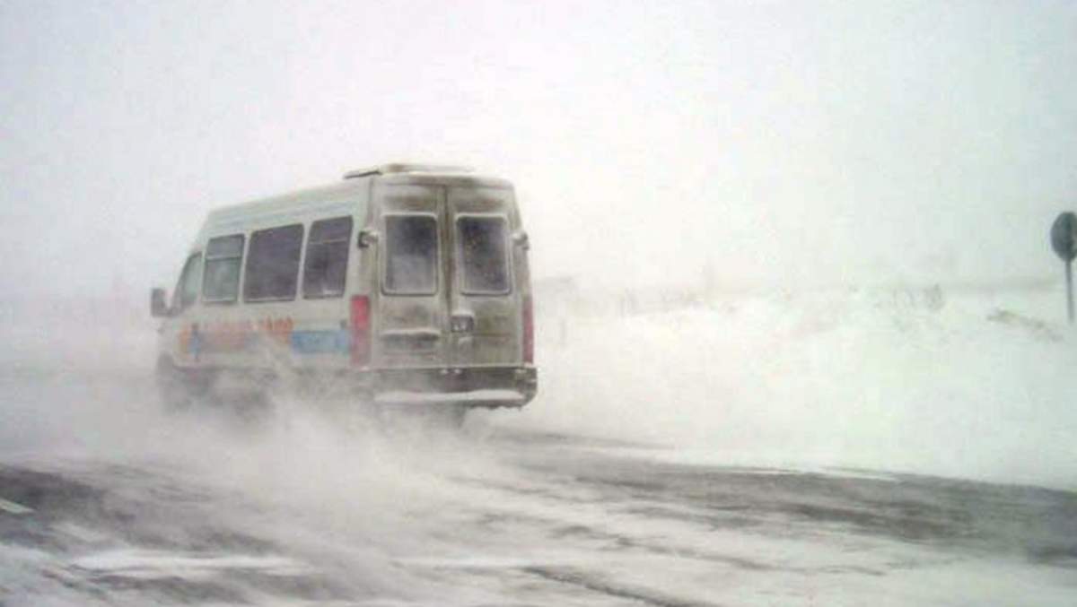 Ialomiţa, sub nămeţi! Un microbuz şi 20 de maşini, blocate în zăpadă