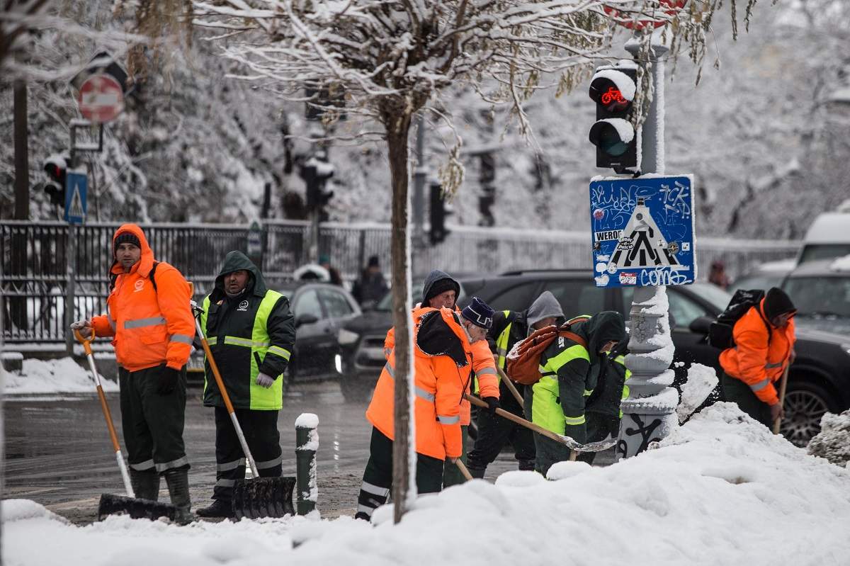 Vremea în București, vineri, 7 februarie. Meteorologii anunță că ninge în continuare