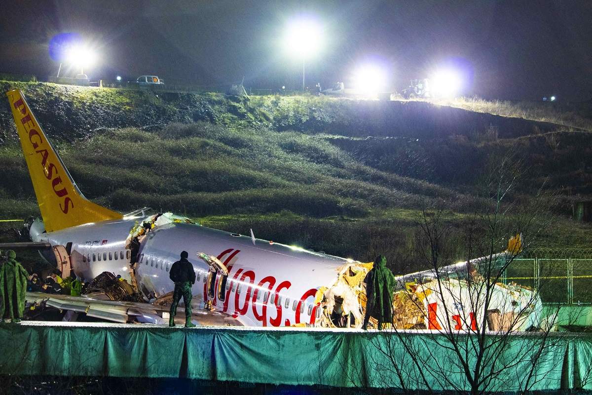 Cel puțin 3 morți și 157 de răniți, după accidentul aviatic din Istanbul. Avionul s-a rupt în trei bucăți la aterizare