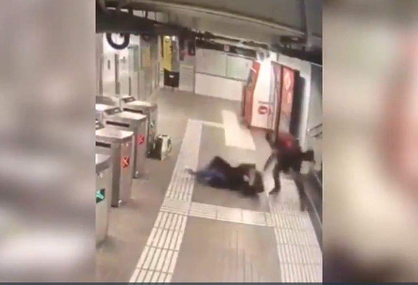 Incident şocant la metrou. Femeie bătută cu bestialitate de un tânăr, pentru a-i fura geanta
