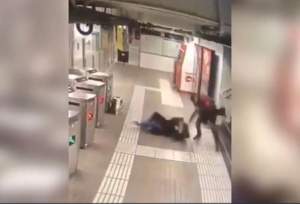 Incident şocant la metrou. Femeie bătută cu bestialitate de un tânăr, pentru a-i fura geanta