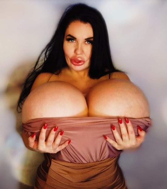 Cum arată femeia cu cei mai mari sâni din lume! La cupa ZZ, spune că nu se oprește aici