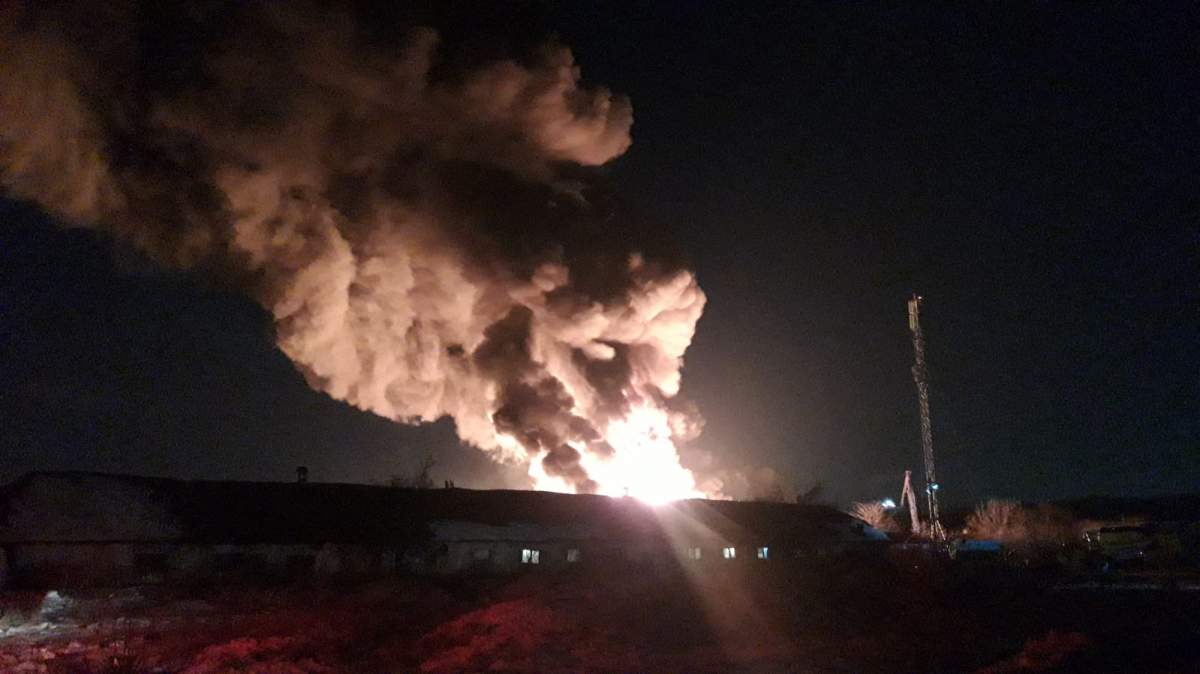 Incendiu puternic în apropierea Capitalei. O hală de producție arde ca o torță 