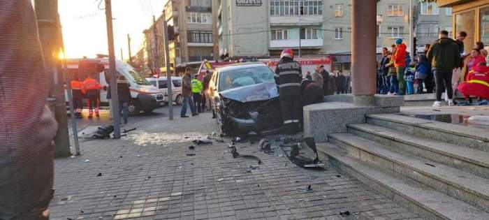 Accident grav în Baia Mare. Mai multe persoane au fost spulberate pe trotuar. Care este starea lor