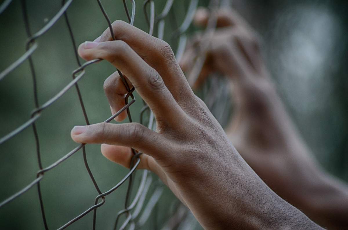 Un român, evadat din închisoarea din Foggia, de teama coronavirusului! Bărbatul este căutat de zeci de poliţişti italieni
