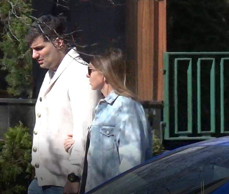 PAPARAZZI / Imagini de senzaţie cu Simona Halep şi Toni Iuruc. Sportiva şi iubitul, surprinşi în tandreţuri ziua în amiaza mare. S-au sărutat cu foc în maşină / VIDEO