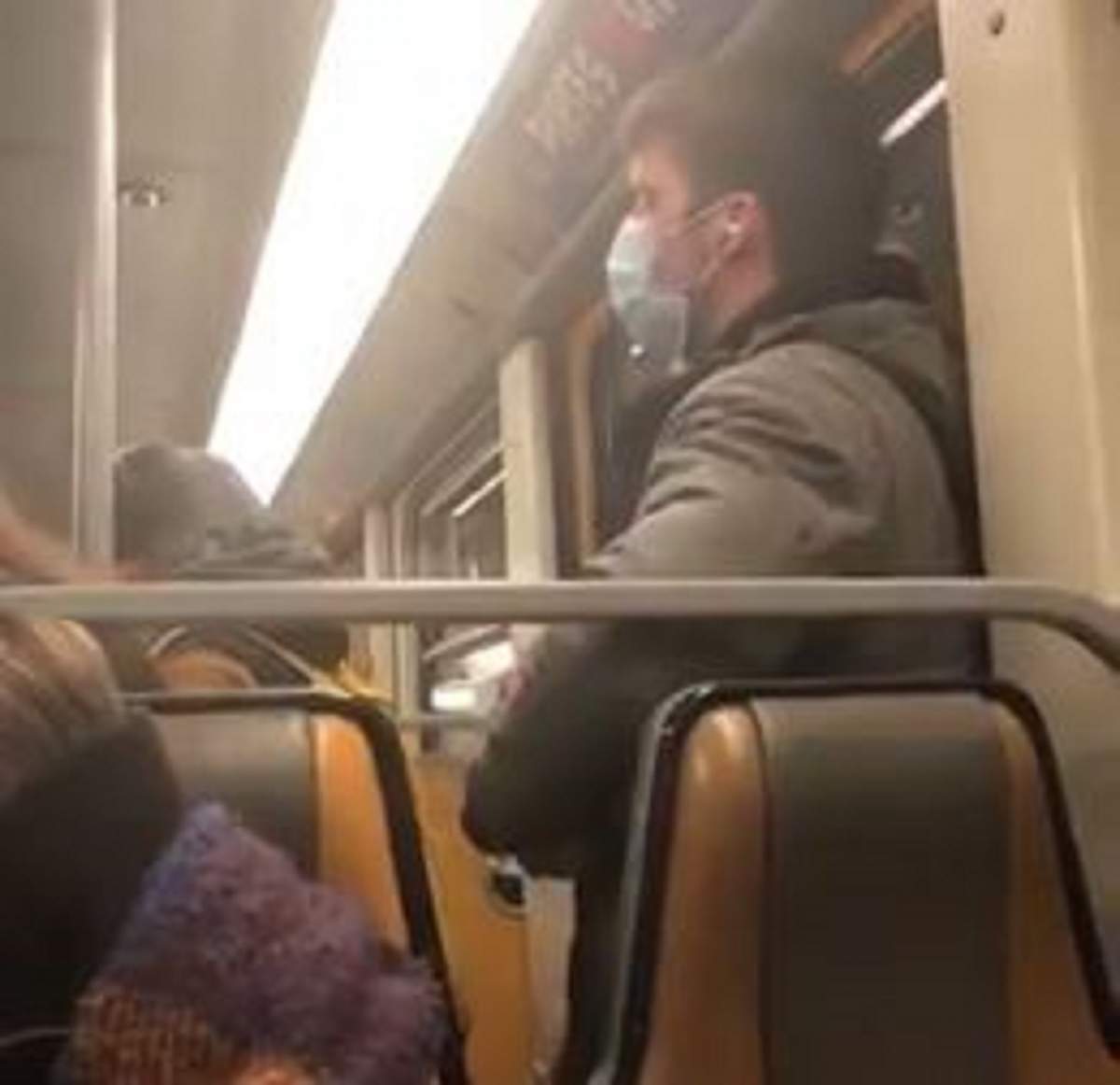 Gest șocant în metrou! Un tânăr și-a lins degetele, apoi le-a șters pe bara de susținere. Băiatul a fost arestat