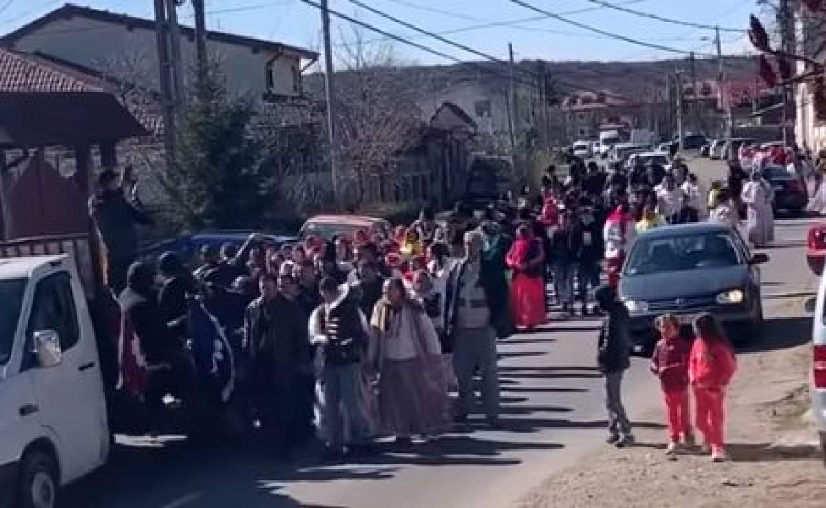 Înmormântare cu zeci de oameni și lăutari la Onești, în plină pandemie de coronavirus / VIDEO