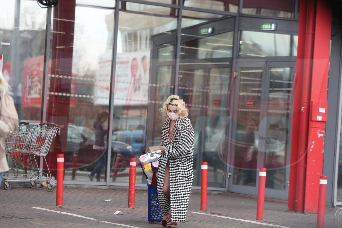 VIDEO PAPARAZZI / În plină pandemie, Ana Morodan este tot pe lux. Cum a fost surprinsă ”Contesa Digitală” într-un supermarket. Nu a uitat nici de băuturile scumpe!