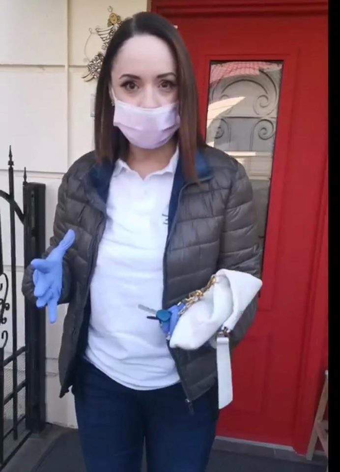 FOTO / Andreea Marin, mai precaută ca niciodată! “Zâna” poartă mască de protecție și mănuși