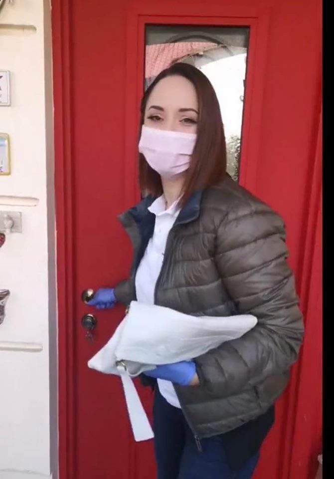 FOTO / Andreea Marin, mai precaută ca niciodată! “Zâna” poartă mască de protecție și mănuși