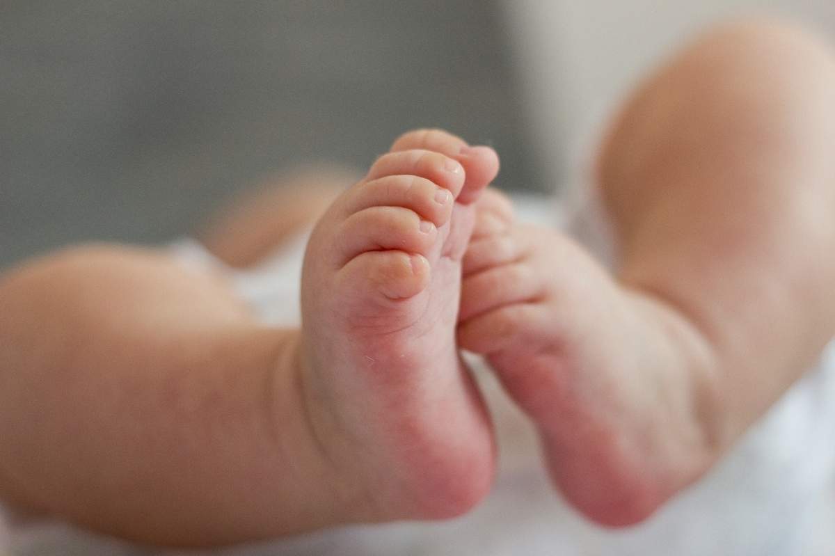 Un bebeluș de doar zece luni din Botoșani, suspect de coronavirus. Mama s-a întors din Italia și nu a respectat izolarea
