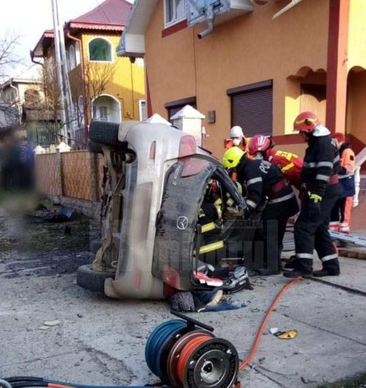Accident cumplit la Suceava. O persoană a murit, alte două se află în stare gravă, după ce șoferul a intrat într-un cap de pod
