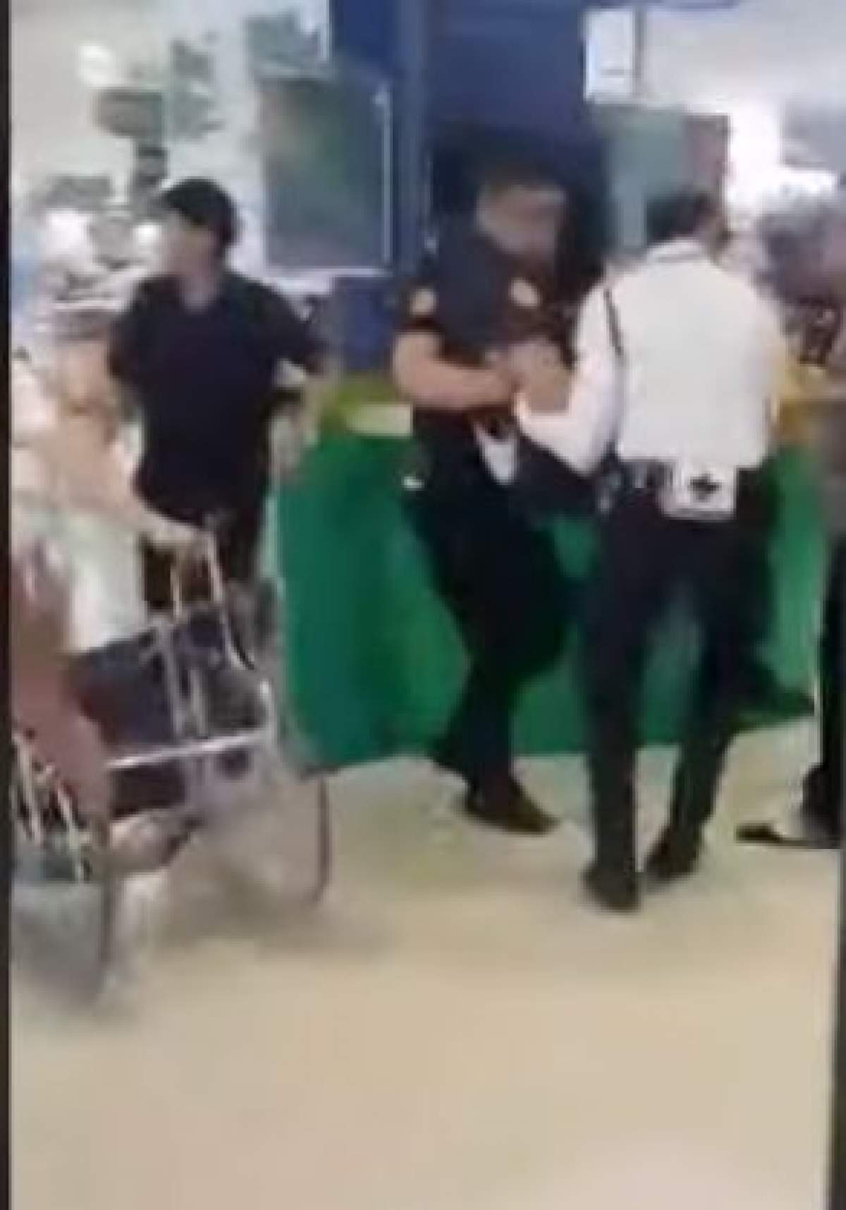 Atac armat într-un mall din Filipine. Zeci de oameni, ţinuţi ostatici / VIDEO
