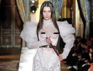 FOTO / Un cunoscut model a apărut cu sânii goi la Săptămâna Modei de la Paris! Publicul a rămas cu gura căscată