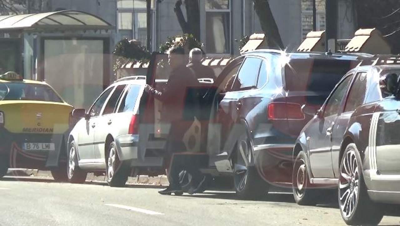 VIDEO PAPARAZZI / Remus Truică, aroganţă maximă pe străzile Capitalei. Ce a făcut milionarul după ce a coborât din bolidul 300.000 de euro