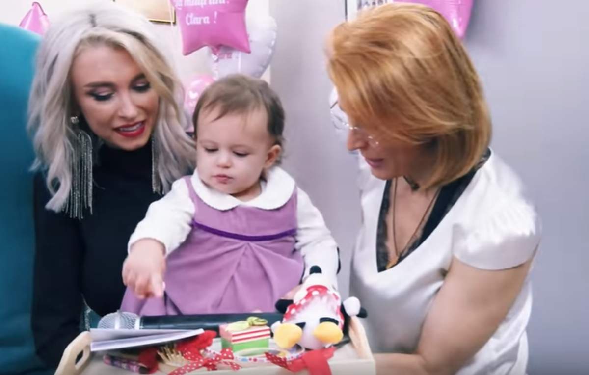 VIDEO / Primele imagini de la petrecerea de un an a fetiței Andreei Bălan. Ce obiecte a ales Clara la ruperea turtei