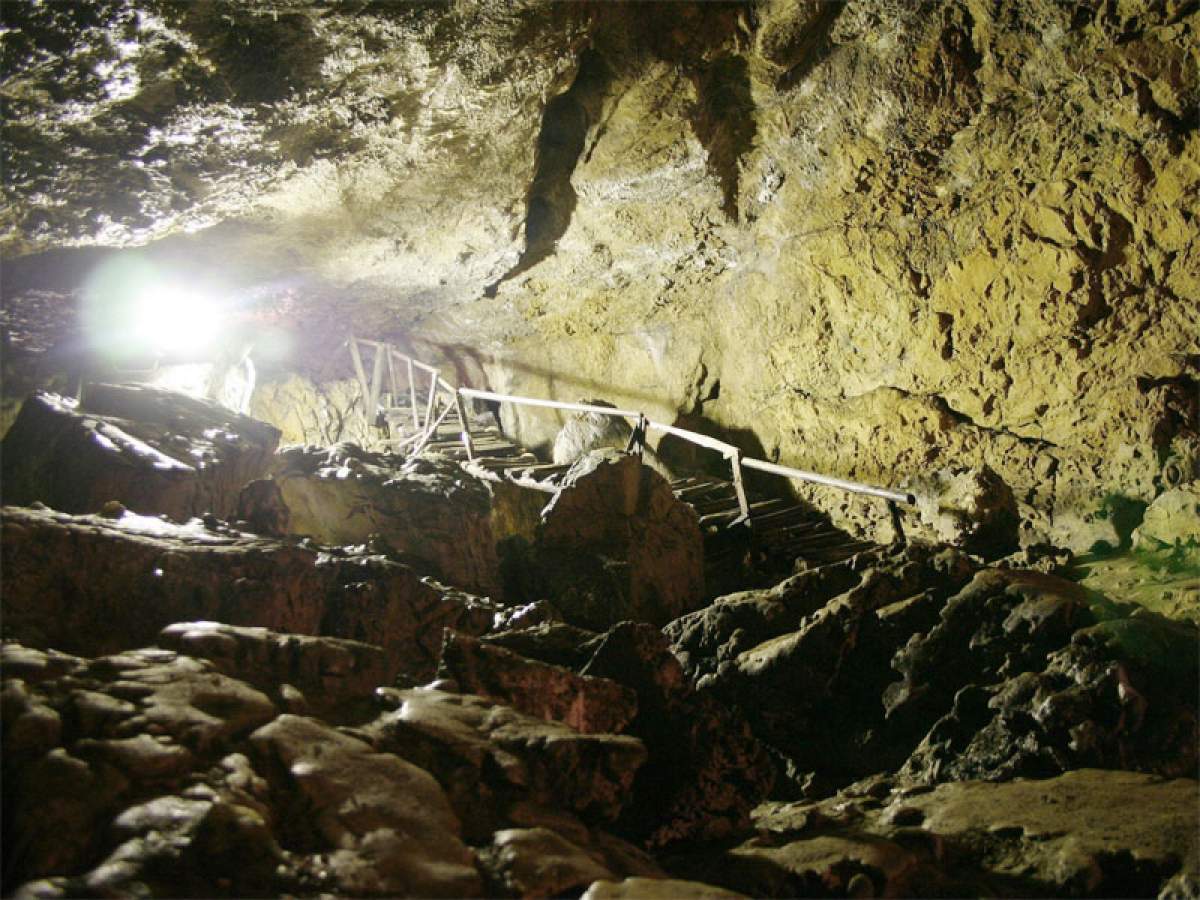 De teama coronavirusului, două femei împreună cu copiii lor s-au ascuns într-o peșteră, timp de 11 zile, în Vâlcea